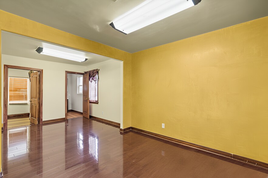 More Photos Of 4204 W Burbank Blvd, Burbank General Retail For Sale
