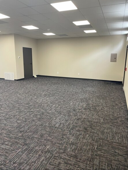 More Photos Of 8200 Windway Dr, Windcrest Medical For Lease
