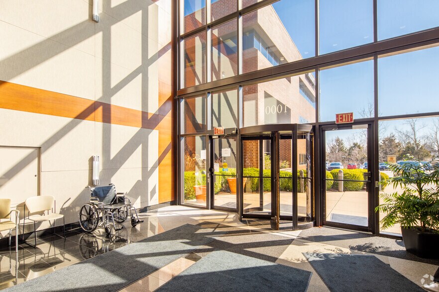 More Photos Of 1000 Des Peres Rd, Des Peres Medical For Lease