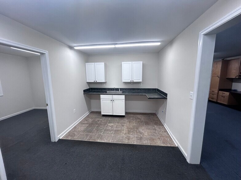 More Photos Of 6008 Fair Oaks Dr, Frederick Showroom For Lease