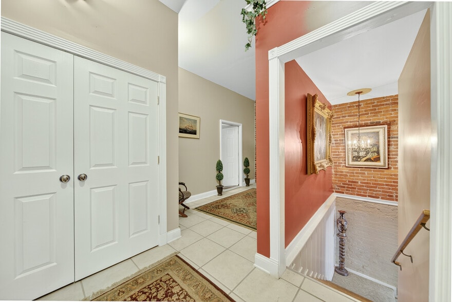 More Photos Of 109 7th Ave E, Springfield Flex For Sale