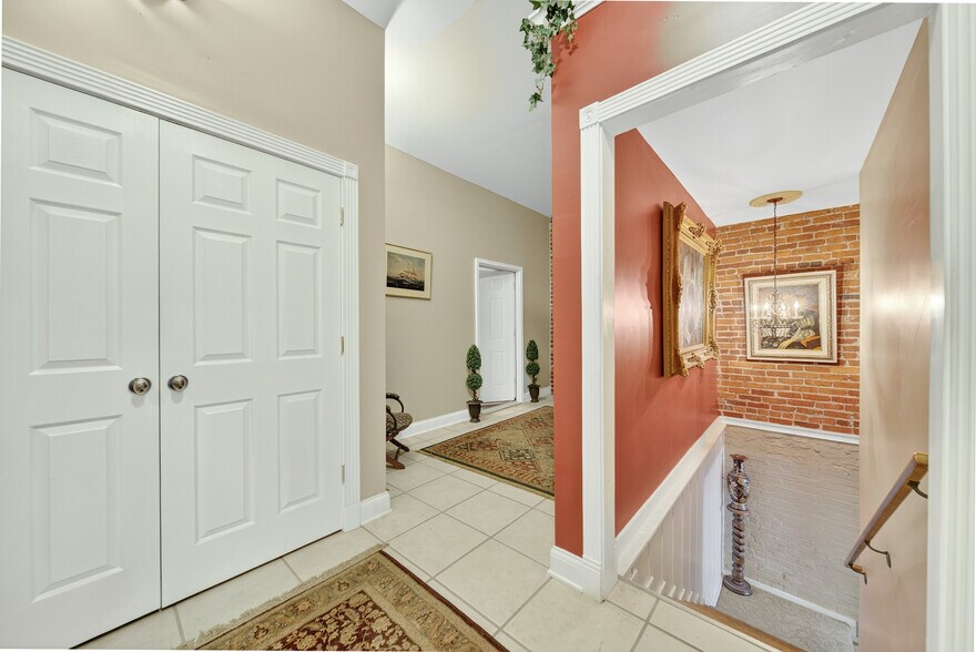 More Photos Of 109 7th Ave E, Springfield Flex For Sale