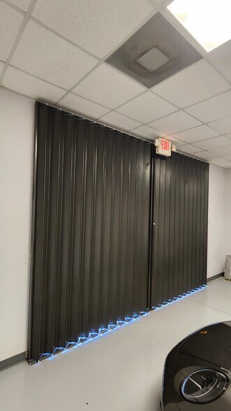 More Photos Of 2805 S Horseshoe Dr, Naples Showroom For Sale