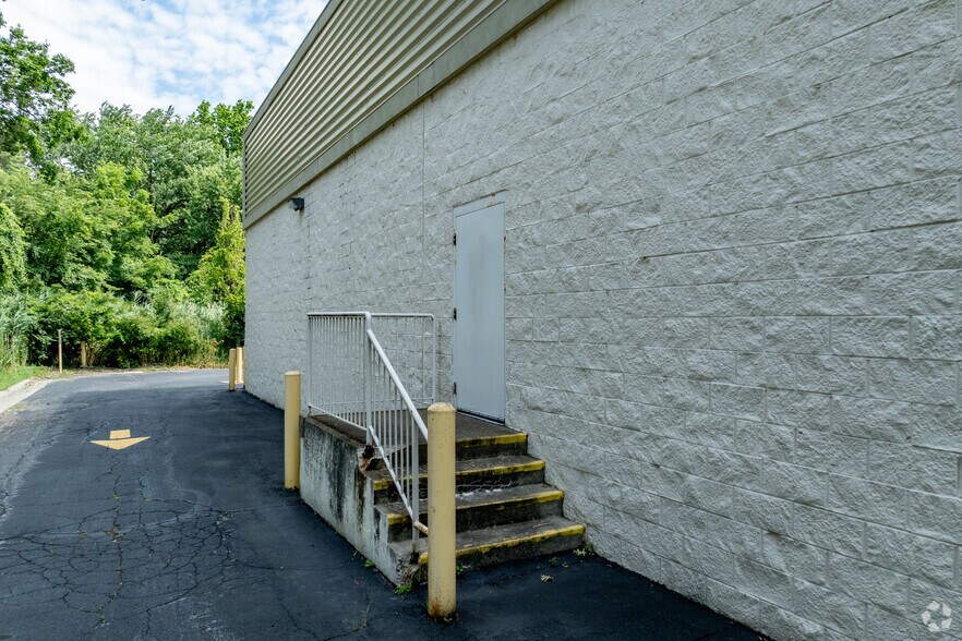 More Photos Of 33459 Vine St, Eastlake Freestanding For Lease