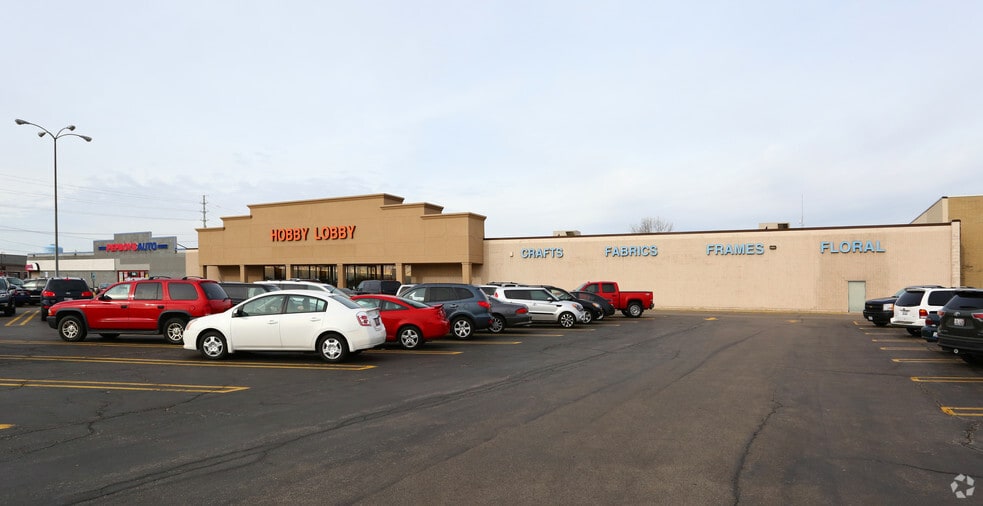 More Photos Of 818-900 E Rollins Rd, Round Lake Unknown For Lease