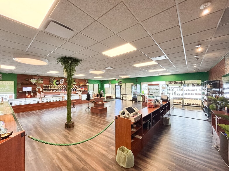 More Photos Of 1011 S Glenstone Ave, Springfield Freestanding For Lease