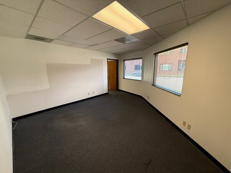More Photos Of 1918 W Magnolia Blvd, Burbank Office For Lease