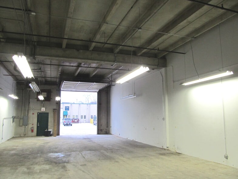 More Photos Of 500-540 W 5th Ave, Naperville Showroom For Lease