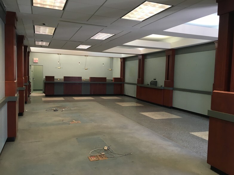 More Photos Of 909-929 Ridge Rd, Wilmette Unknown For Lease