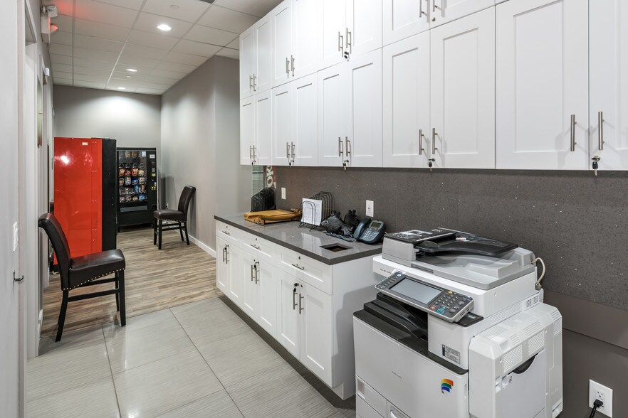 More Photos Of 1946 Tyler St, Hollywood Office For Lease