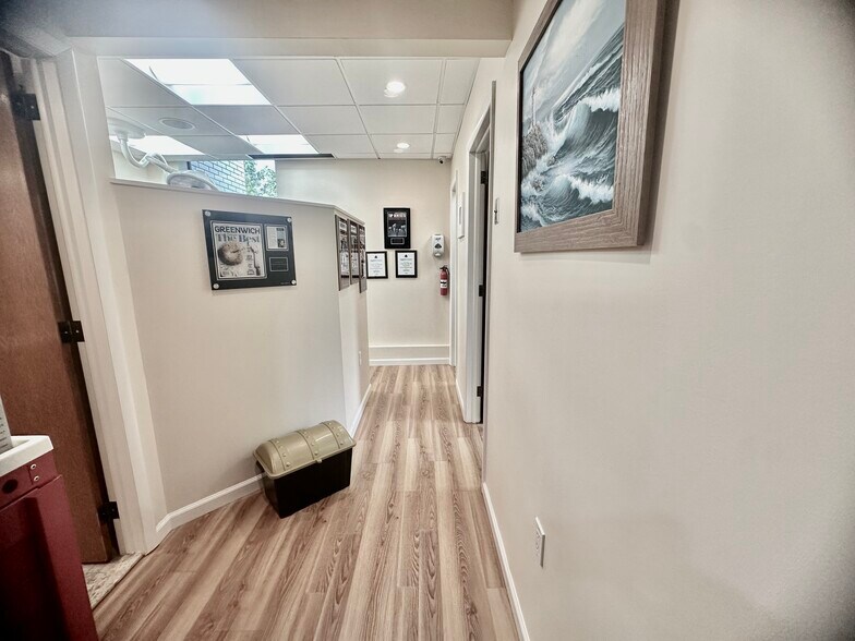 More Photos Of 4 Dearfield Dr, Greenwich Medical For Lease