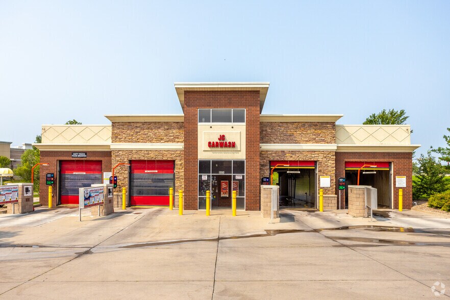 More Photos Of 6604 Coachlight Dr, West Des Moines Carwash For Sale