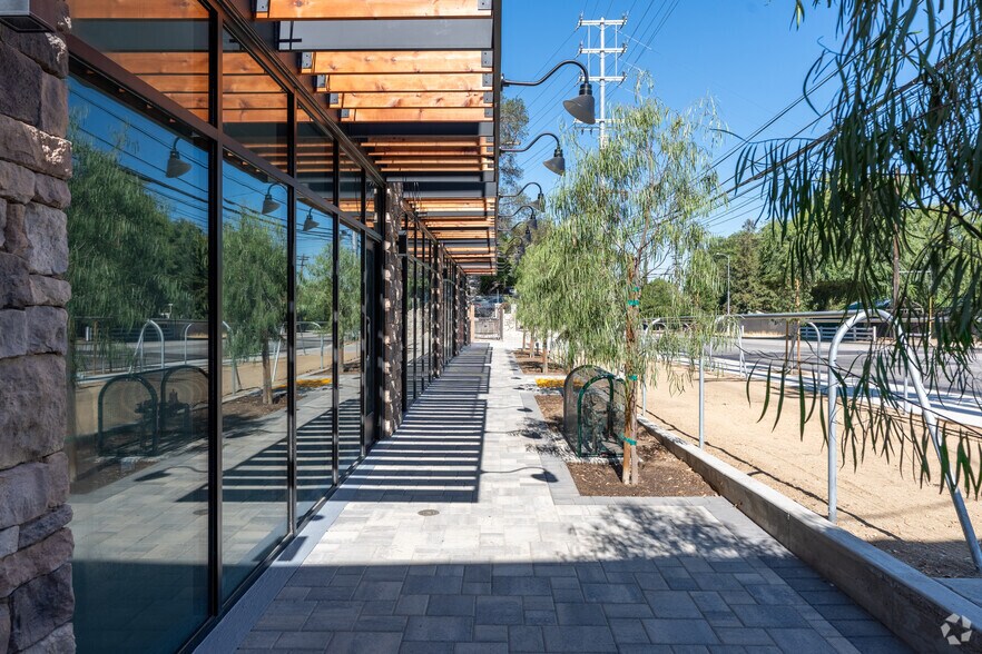 More Photos Of 9668 Sunland Blvd, Shadow Hills Medical For Lease