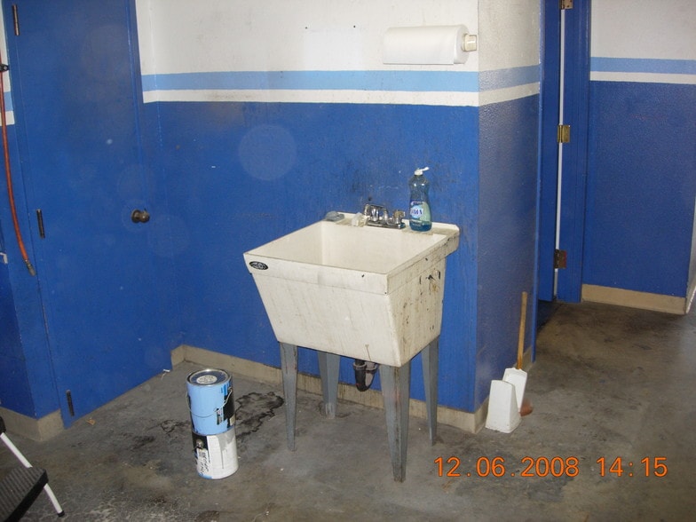 More Photos Of 16671 SE McLoughlin Blvd, Oak Grove Auto Repair For Lease