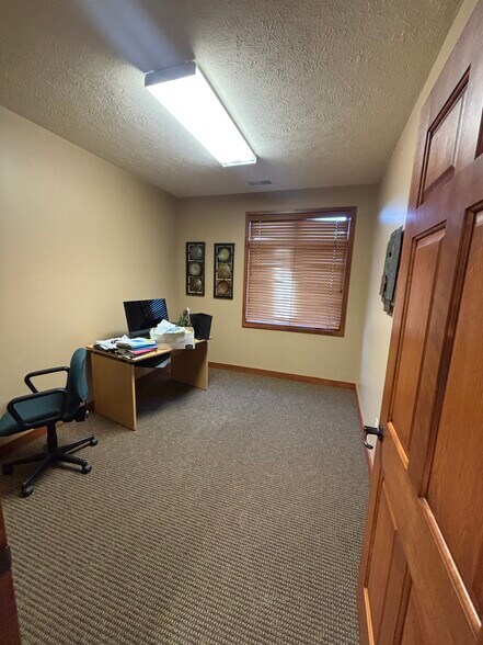 More Photos Of 1820-1824 N 169th Plz, Omaha Office For Lease