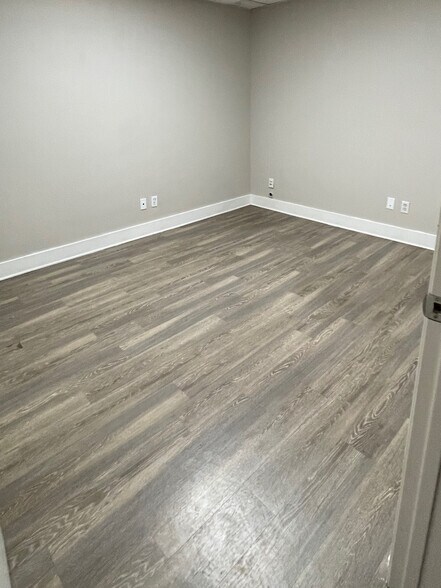 More Photos Of 1144 Pride Dr, New Braunfels Flex For Lease