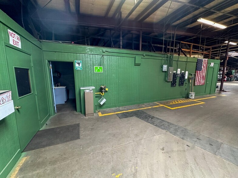 More Photos Of 101 Anvil St, Jacksonville Warehouse For Sale