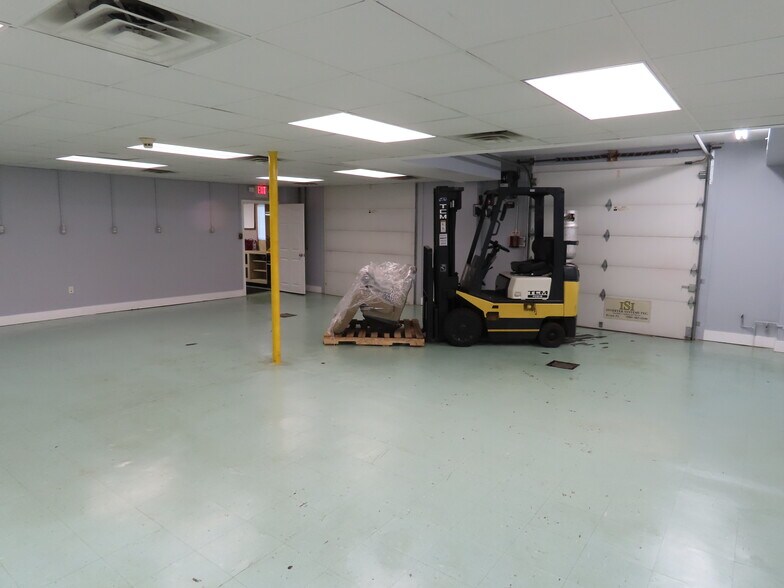 More Photos Of 329 Otter St, Bristol Flex For Lease