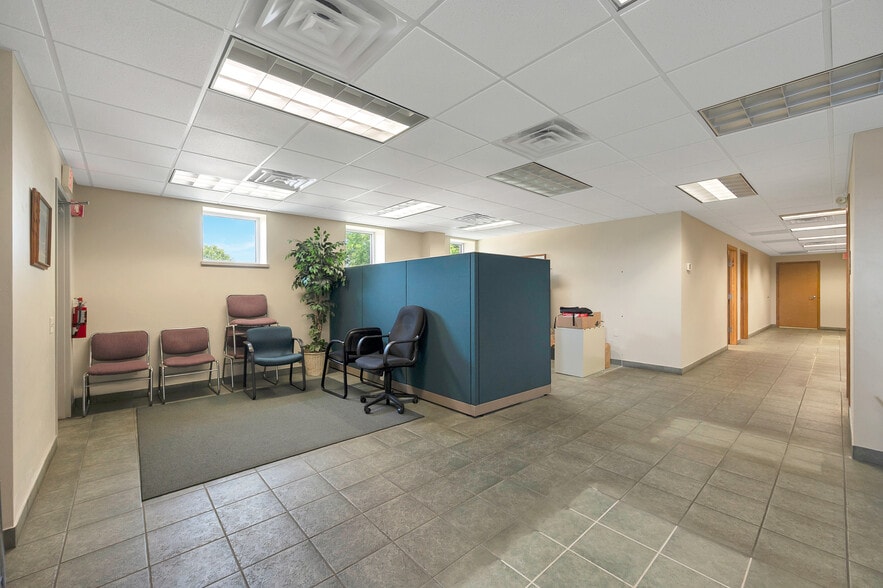More Photos Of 1725 Suburban Dr, De Pere Manufacturing For Sale