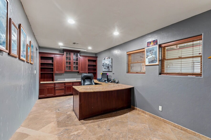More Photos Of 3835 E Technical Dr, Tucson Warehouse For Lease