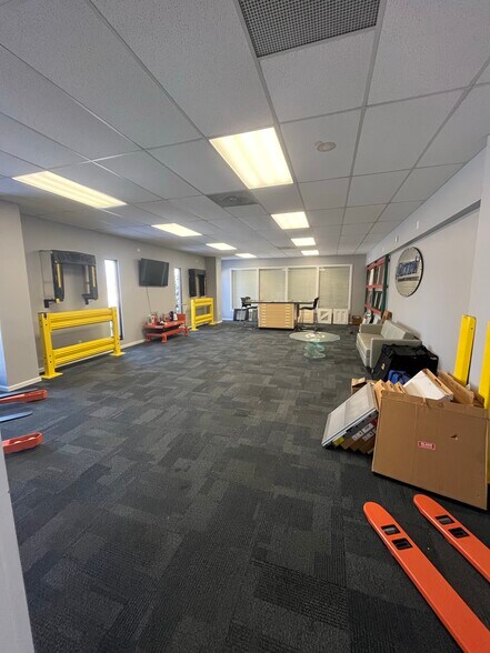 More Photos Of 1985 Oakland Park Ave, Columbus Warehouse For Lease