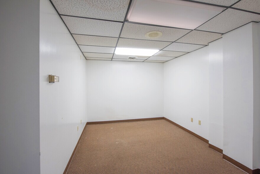 More Photos Of 493 Main St, Warsaw Medical For Sale