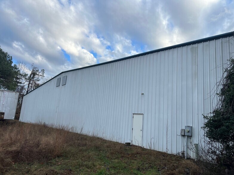 More Photos Of 330 Berry Garden Rd, Kernersville Warehouse For Lease