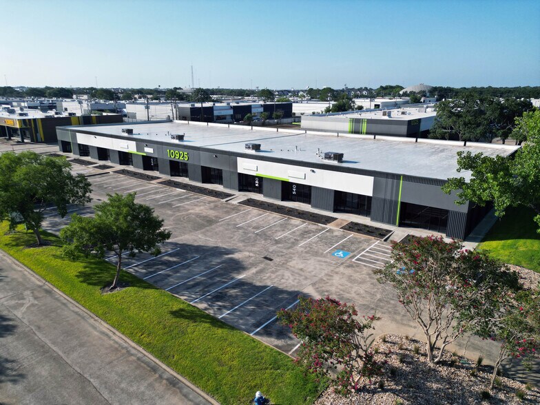 Primary Photo Of 10325 Landsbury Dr, Houston Unknown For Lease
