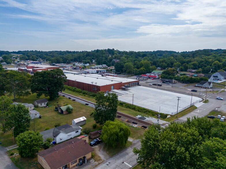 More Photos Of 425 N Gateway Ave, Rockwood Warehouse For Lease