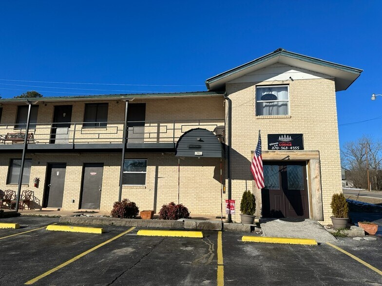 More Photos Of 302 N Main St, Melbourne Hotel For Sale