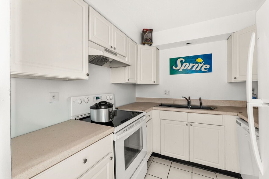 More Photos Of 1592 Jimmy Buffet Mem Hwy, Satellite Beach Office Residential For Sale