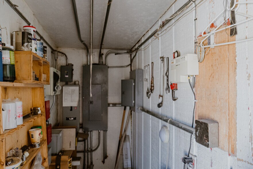 More Photos Of 325 S Main St, Twin Bridges Service Station For Sale