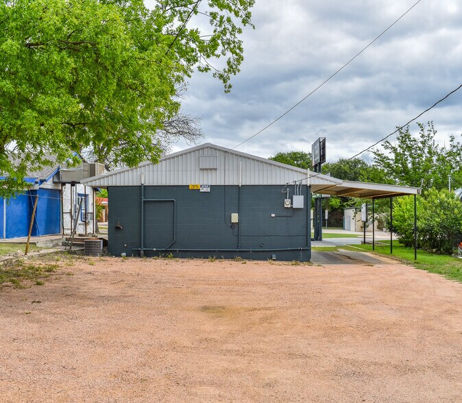 More Photos Of 1404 S Bridge St, Brady Loft Creative Space For Sale