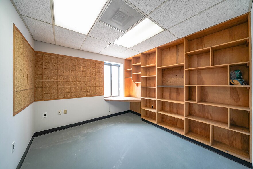 More Photos Of 8023 Malcolm Rd, Clinton Medical For Lease