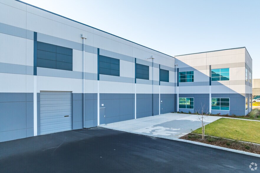 More Photos Of 3808 Faraday Ave, Davis Distribution For Lease