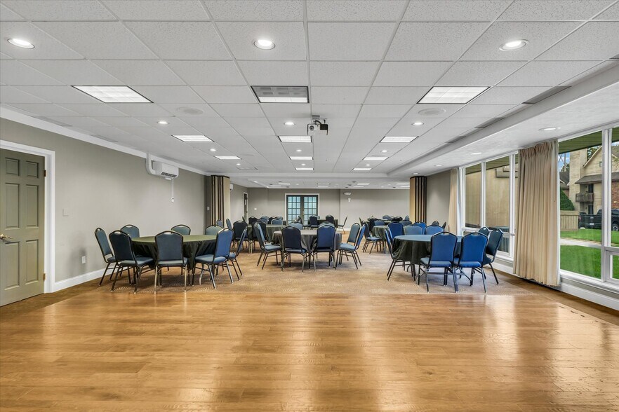 More Photos Of 1907 N Cunningham Ave, Urbana Hotel For Sale