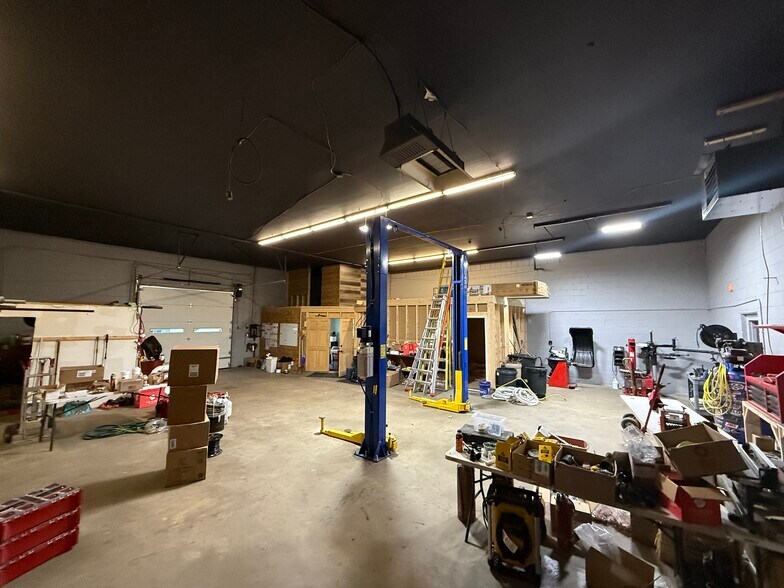More Photos Of 508 Riverside St, Portland Auto Repair For Lease