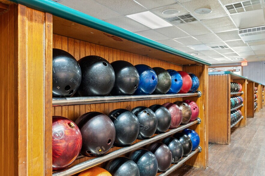 More Photos Of 1616 N Section St, Sullivan Sports And Entertainment For Sale