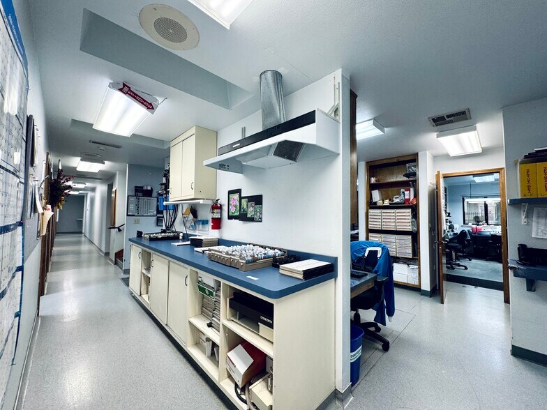 More Photos Of 2036 Railroad Ave, Redding Office For Sale