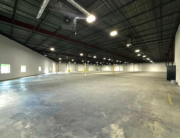 More Photos Of 990-1030 Freeway Dr N, Columbus Warehouse For Lease