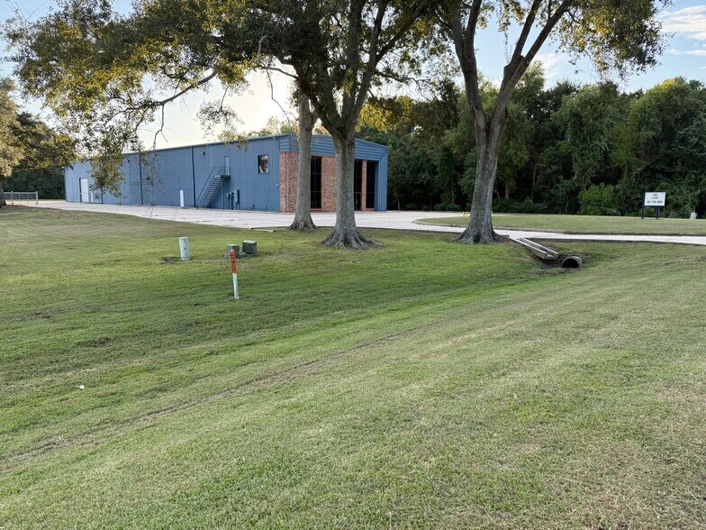 More Photos Of 3505 W Admiral Doyle Dr, New Iberia Flex For Lease