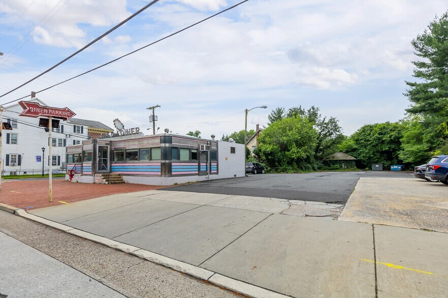 More Photos Of 113 W Broadway, Salem Restaurant For Sale