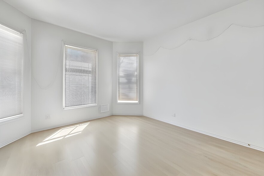 More Photos Of 1925 SE Alder St, Portland Apartments For Sale