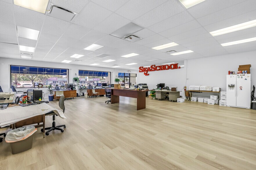 More Photos Of 8440 4th St N, Saint Petersburg Freestanding For Lease