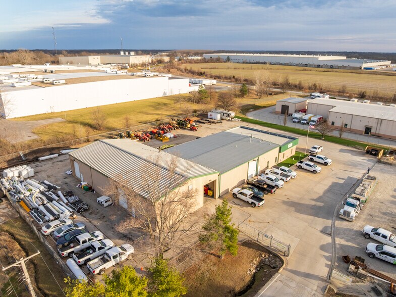 More Photos Of 1621 Se Summit St, Lee's Summit Light Distribution For Lease