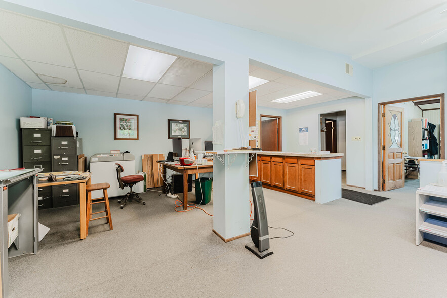 More Photos Of 526 W 11th Ave, Oshkosh Office For Sale
