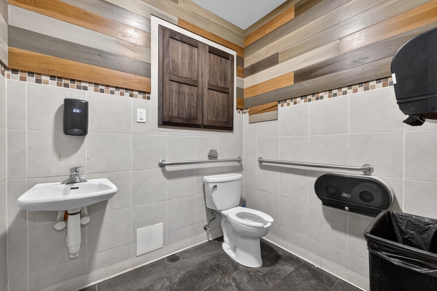 More Photos Of 8713 Gravois Rd, Saint Louis Restaurant For Sale