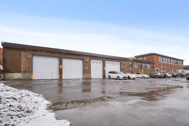 More Photos Of 4360 Ch de la Côte-de-Liesse, Mt Royal Showroom For Lease