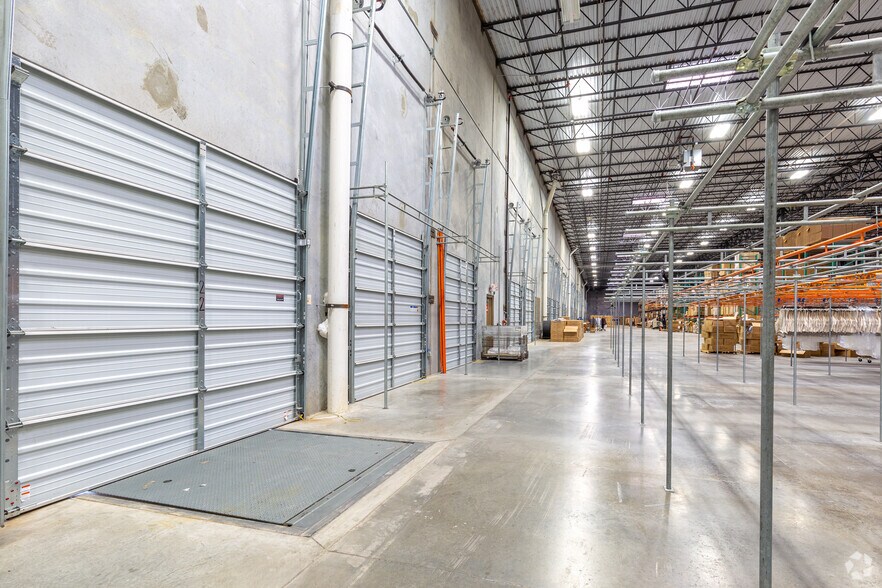 More Photos Of 320 W Centre Park Blvd, DeSoto Warehouse For Sale