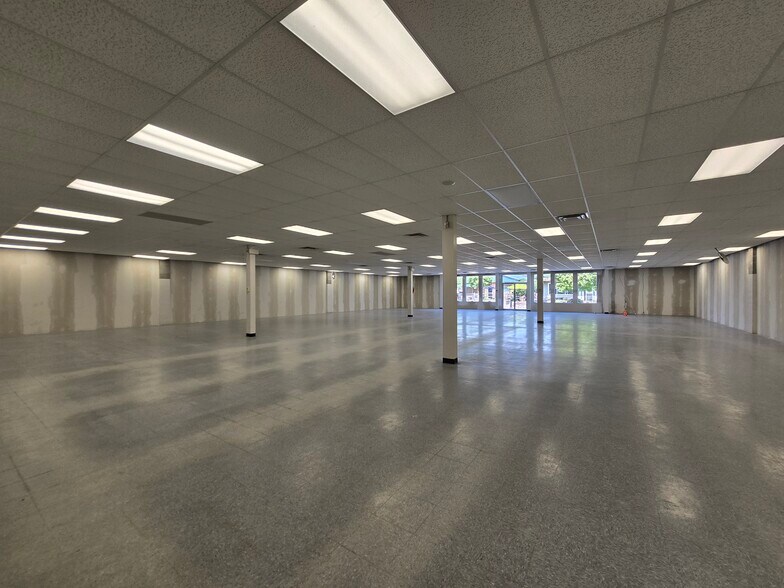 More Photos Of 1155 5th Ave, Valemount Storefront For Lease